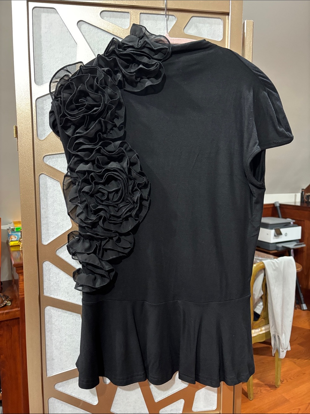 Gracia Black Ruffle Applique Short Sleeve Top